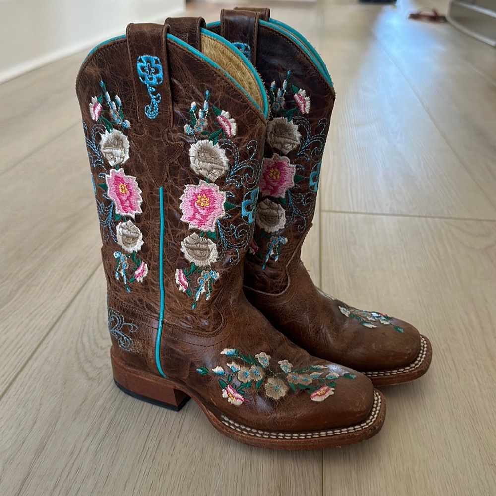 Macie Bean girls cowboy boot, size 11